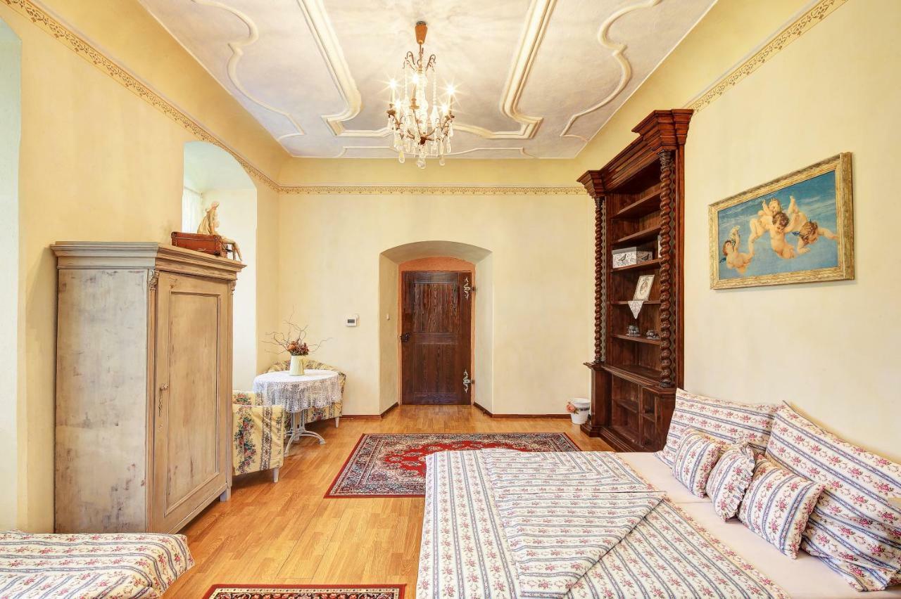 Dum Zameckych Kaplanu Hotel Valec Екстериор снимка