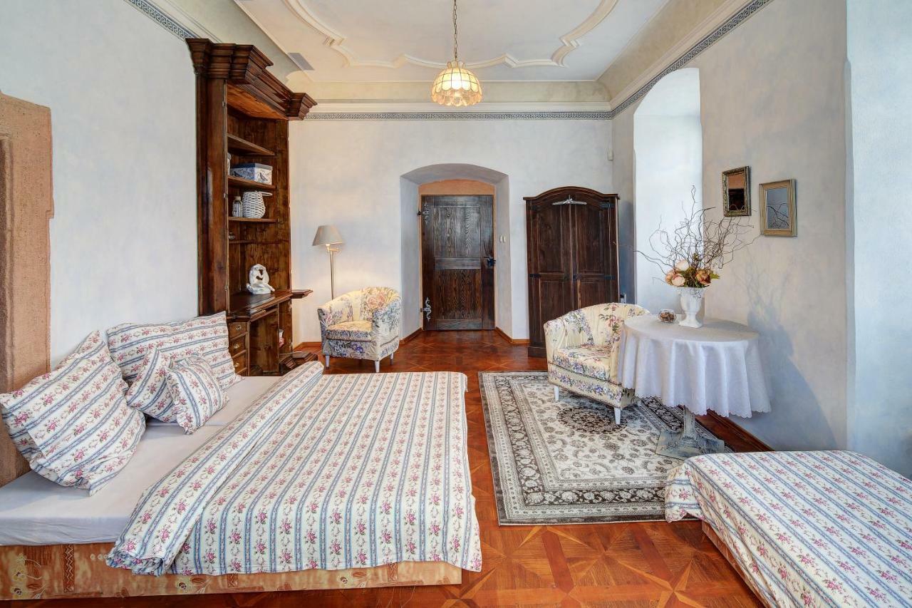 Dum Zameckych Kaplanu Hotel Valec Екстериор снимка