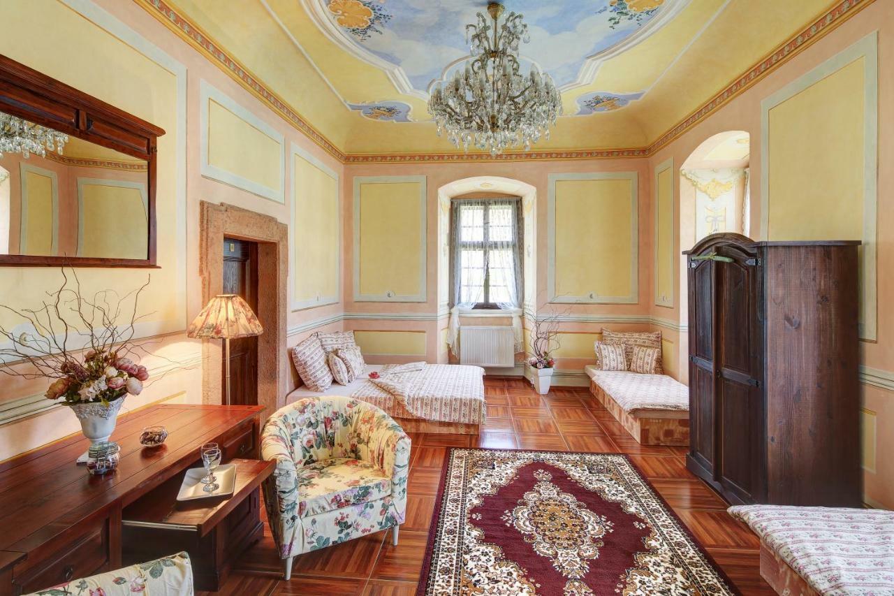 Dum Zameckych Kaplanu Hotel Valec Екстериор снимка