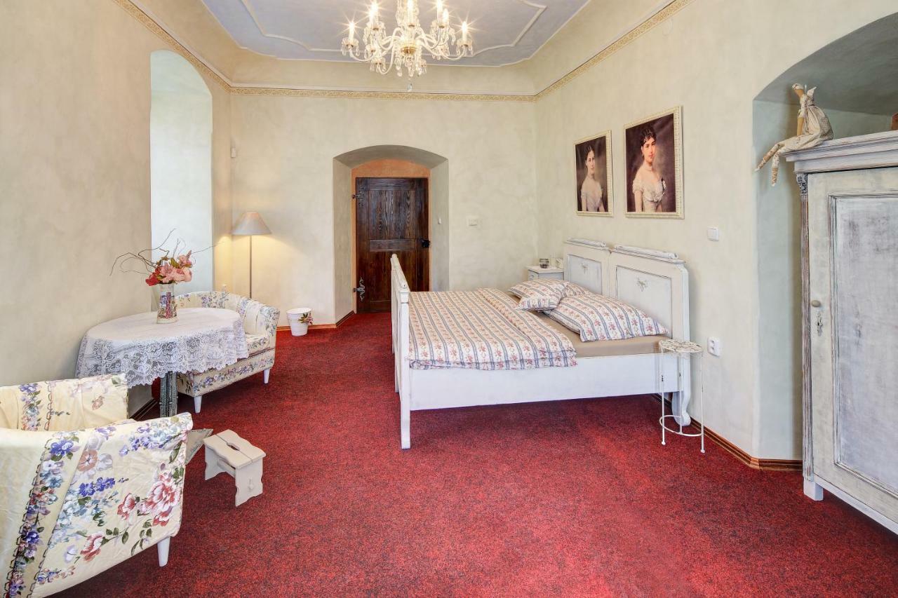 Dum Zameckych Kaplanu Hotel Valec Екстериор снимка
