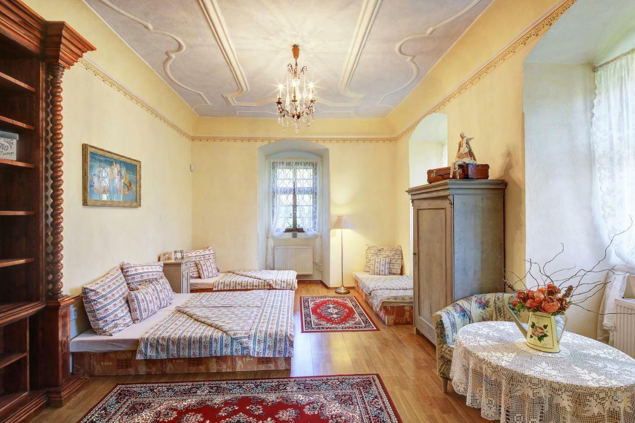 Dum Zameckych Kaplanu Hotel Valec Екстериор снимка