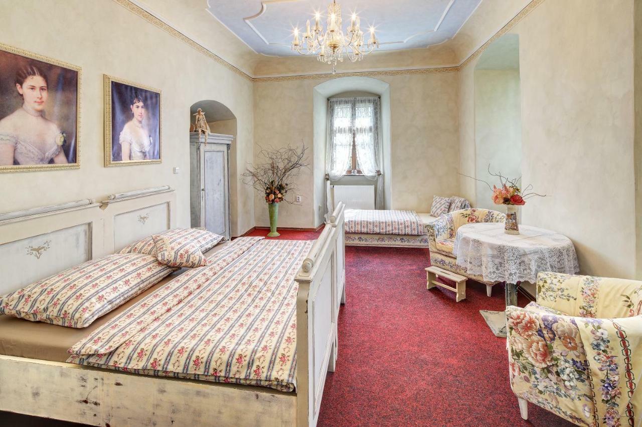 Dum Zameckych Kaplanu Hotel Valec Екстериор снимка