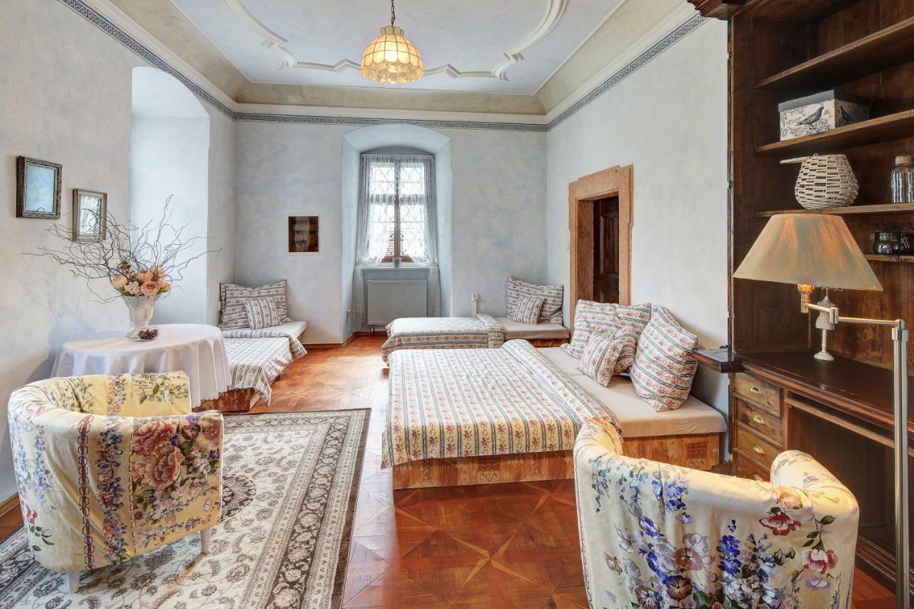 Dum Zameckych Kaplanu Hotel Valec Екстериор снимка
