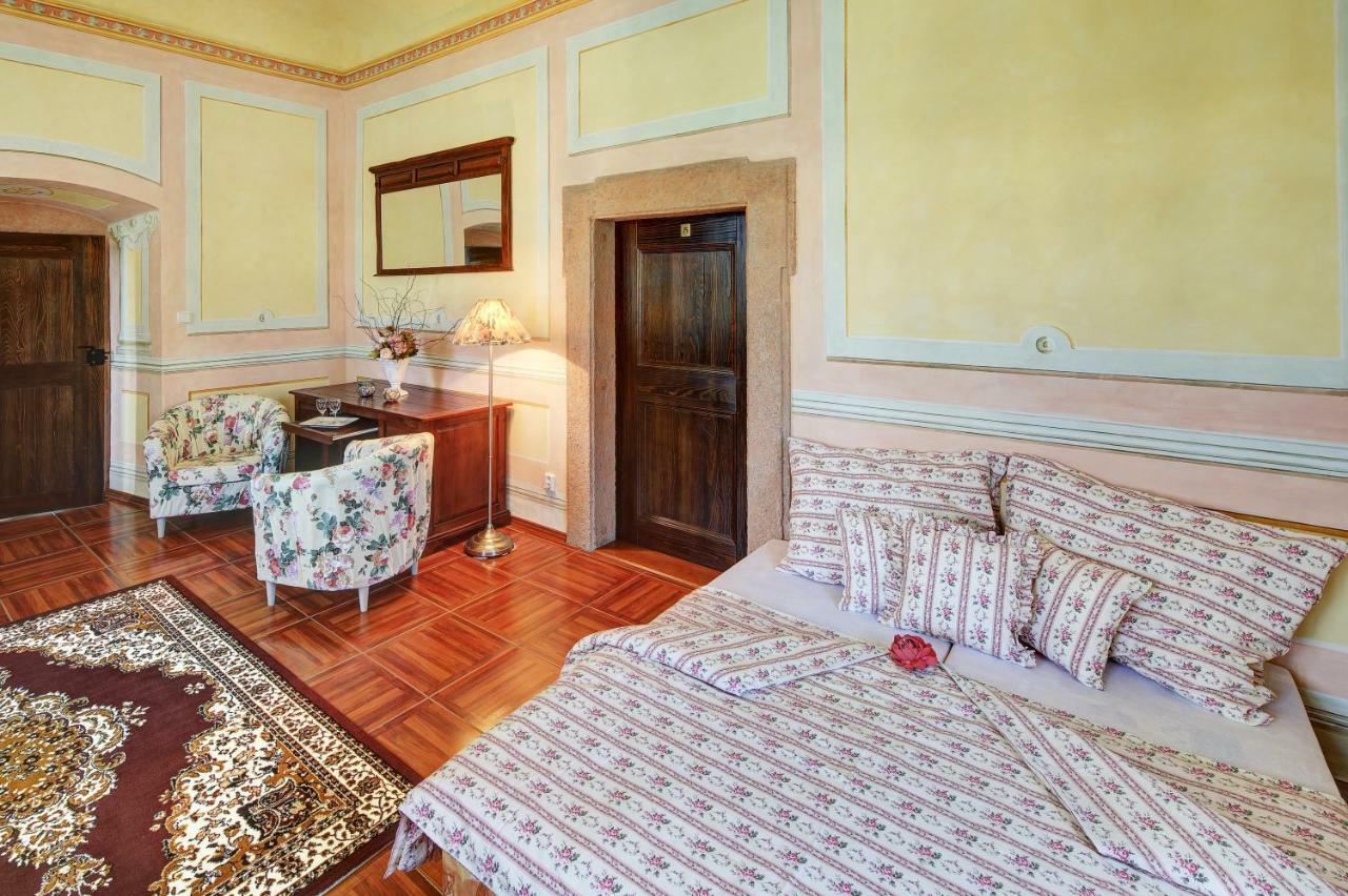 Dum Zameckych Kaplanu Hotel Valec Екстериор снимка