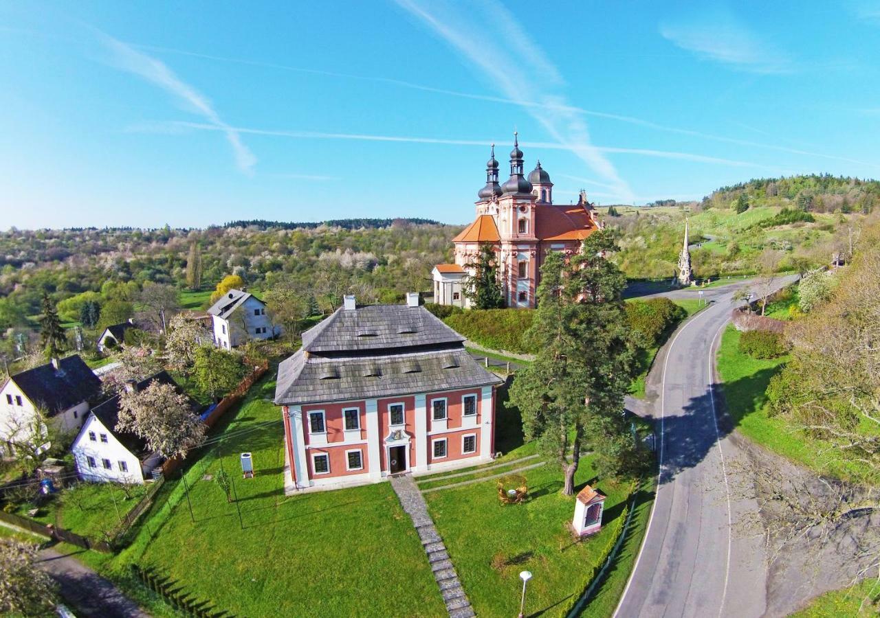 Dum Zameckych Kaplanu Hotel Valec Екстериор снимка