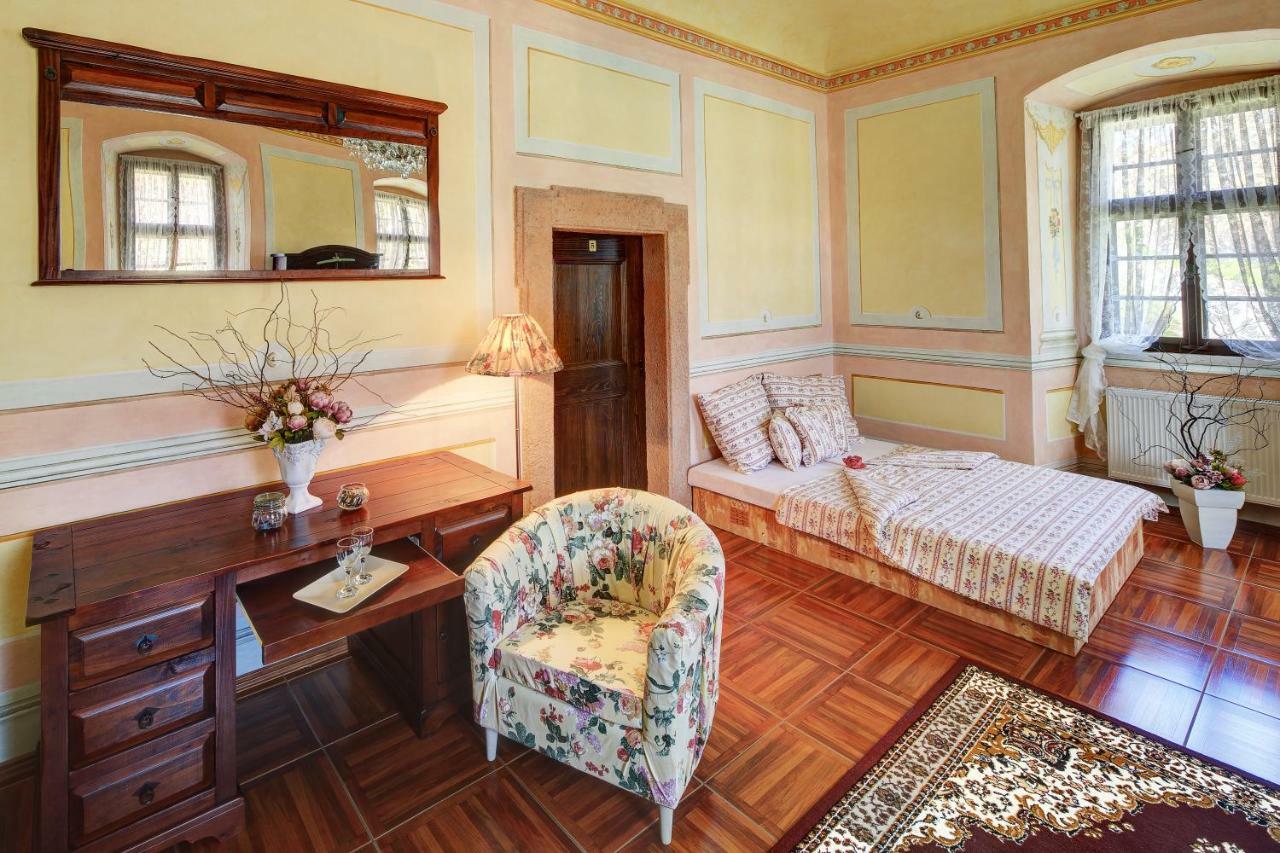 Dum Zameckych Kaplanu Hotel Valec Екстериор снимка