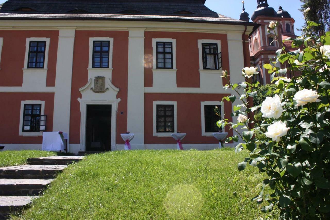 Dum Zameckych Kaplanu Hotel Valec Екстериор снимка