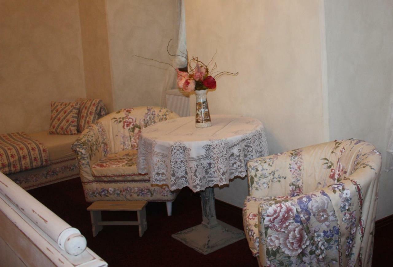 Dum Zameckych Kaplanu Hotel Valec Екстериор снимка