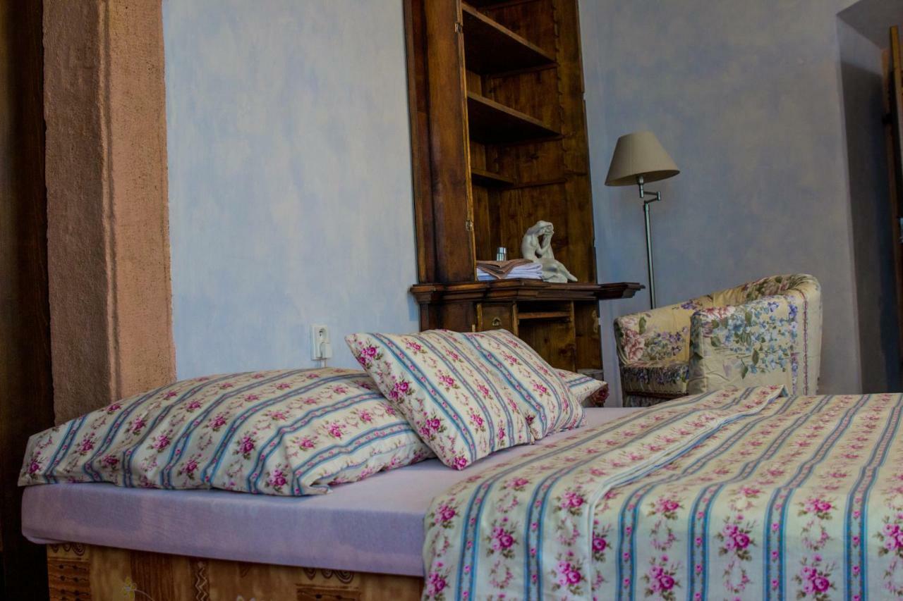 Dum Zameckych Kaplanu Hotel Valec Екстериор снимка