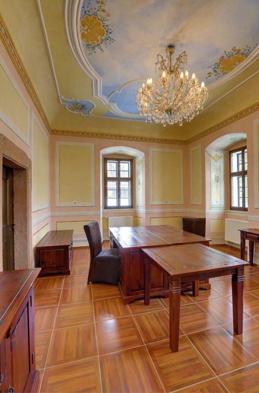 Dum Zameckych Kaplanu Hotel Valec Екстериор снимка
